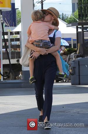 Julie Bowen and John Phillips - Julie Bowen and her three sons spotted eating pizza for lunch at a farmers'...
