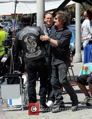 Charlie Hunnam, Kim Coates and Tommy Flanagan - Charlie Hunnam hops on his bike on the set of 