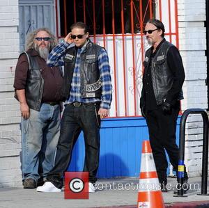 Charlie Hunnam, Tommy Flanagan and Mark Boone Junior - Charlie Hunnam hops on his bike on the set of 