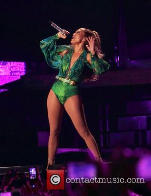 Jennifer Lopez - Jennifer Lopez performing at the State Farm Neighborhood Sessions held at Orchard beach in Pelham Bay Park,...