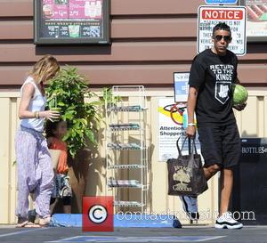 Ellen Pompeo, Chris Ivery and Stella Pompeo Ivery - Grey's Anatomy star Ellen Pompeo grocery shops at Lassen's Natural Foods...