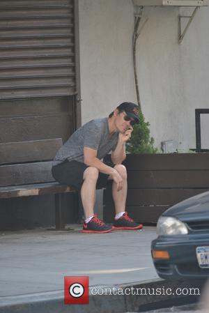 Josh Brolin - Josh Brolin chats on his phone before starting his morning jog in Manhattan - New York City,...