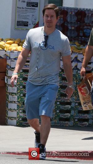 Mark Wahlberg - Mark Wahlberg shops with his dad