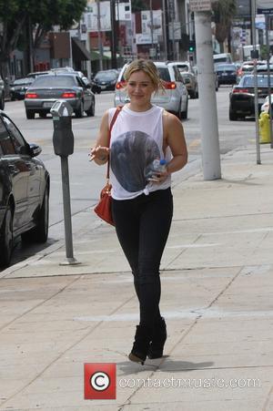 Hilary Duff - Hilary Duff arrives at Rise Movement personal training studio for a fitness session and leaves carrying her...