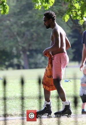 Adereti Monney - Lisa Snowdon and her boyfriend Adereti Monney enjoy a sunday afternoon at the park in Primrose Hill...