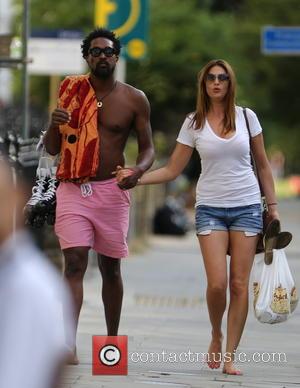 Lisa Snowdon and Adereti Monney - Lisa Snowdon and her boyfriend Adereti Monney enjoy a sunday afternoon at the park...