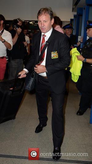 Bryan Robson - Manchester United Players arrive at Manchester Airport while a boax hoax drama was unfolding. - Manchester, United...