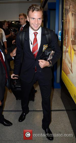Tom Cleverley - Manchester United Players arrive at Manchester Airport while a boax hoax drama was unfolding. - Manchester, United...