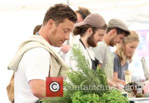 Jamie Oliver and Douglas McMaster - Jamie Oliver films 'Jamie & Jimmy's Food Fight Club' in Hove - Brighton, United...