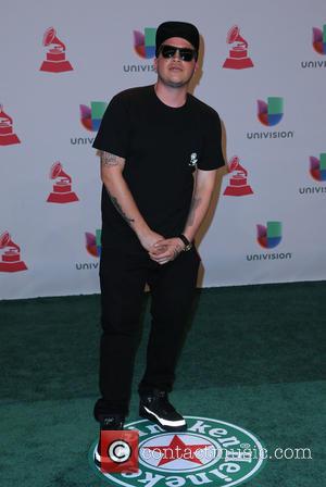 Eptos - A host of celebrities were snapped as they took to the green carpet for the 2014 Latin Grammy...