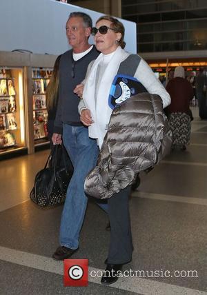 Julie Andrews - Julie Andrews arrives at Los Angeles International (LAX) airport - Los Angeles, California, United States - Saturday...