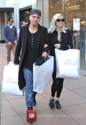  Ashlee Simpson And Husband Evan Ross Expecting First Child Together 