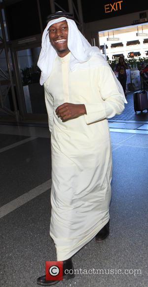 Tyrese Gibson - Tyrese Gibson wearing a thawb departs on a flight from Los Angeles International Airport (LAX) - Los...