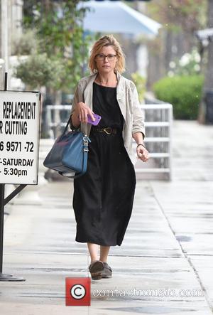 Julie Bowen - Julie Bowen dashes to her car on a rainy day in LA - Los Angeles, California, United...