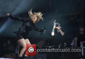 Pop princess Ellie Goulding appeared on Sunday evening on the Pyramid Stage at the 2016 Glastonbury Festival. The singer played...