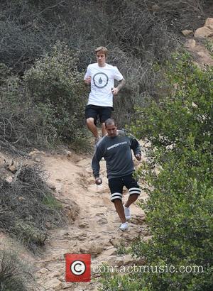 Justin Bieber slips on a steep trail and gets right back up - Los Angeles, California, United States - Wednesday...