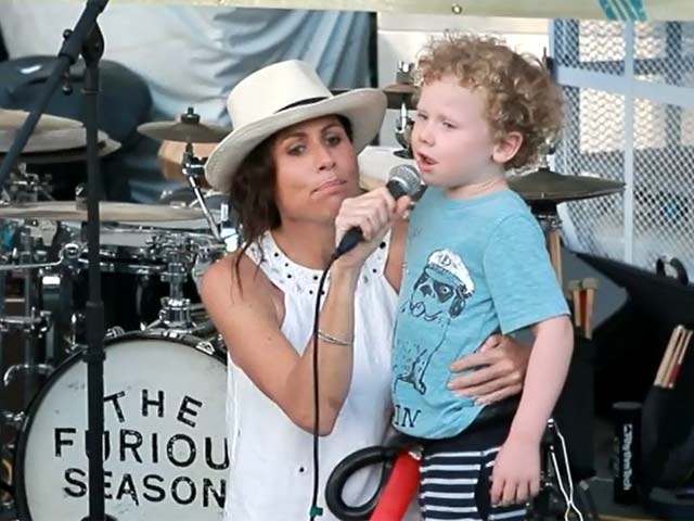 Minnie Driver Sings 'Human' With Her Son At The Yamashiro Farmers Market Benefit Concert